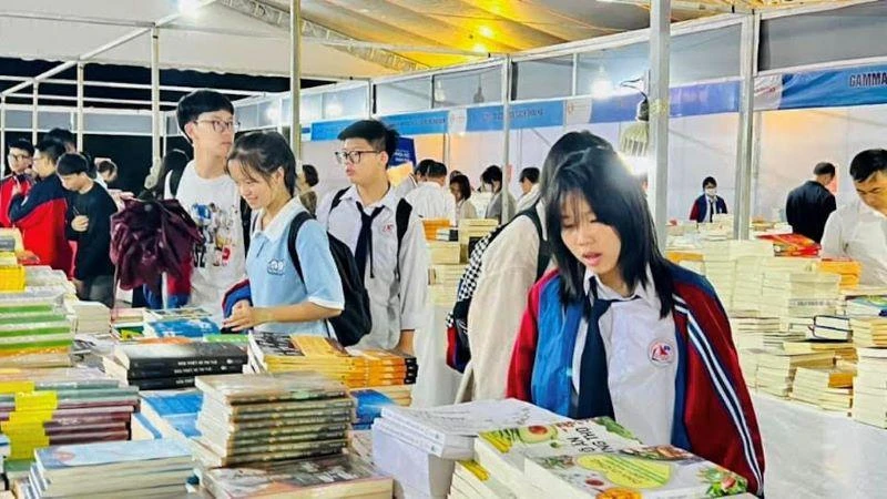 Hội sách Quảng Ninh năm 2022 thu hút đông đảo các học sinh, sinh viên đến tham quan và mua sách.