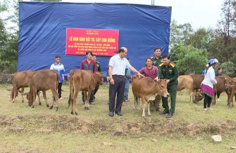 Lãnh đạo Đoàn Kinh tế-Quốc phòng 379 và xã Nà Hỳ trao bò giống cho hộ nghèo huyện Nậm Pồ.