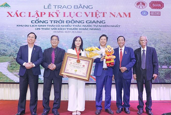 Tổ chức Kỷ lục Việt Nam trao bằng cho đại diện Khu du lịch sinh thái Cổng Trời Đông Giang.