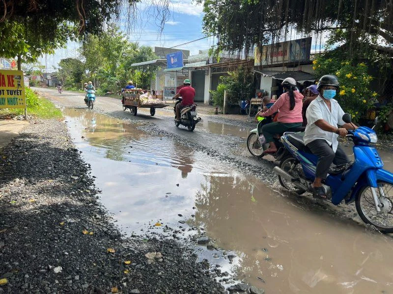 Tuyến quốc lộ 57C (đoạn xã An Thủy, huyện Ba Tri) bị ngập nước kéo dài do triều cường, mưa bão.