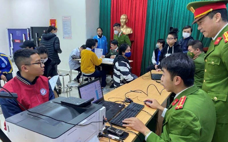 Đoàn viên Công an thành phố Hà Nội hỗ trợ cài đặt, sử dụng ứng dụng VneID và cấp căn cước công dân cho người dân tại buổi lễ.