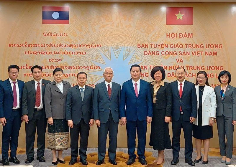 Đồng chí Nguyễn Trọng Nghĩa và đồng chí Khamphanh Pheuyavong (đứng thứ 5 từ trái qua) và các đại biểu tại Hội đàm. 