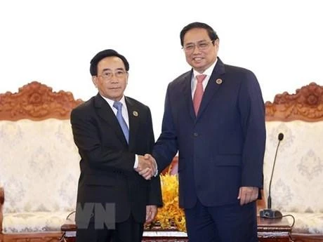 Thủ tướng Phạm Minh Chính và Thủ tướng Lào Phankham Viphavanh. (Ảnh: TTXVN)