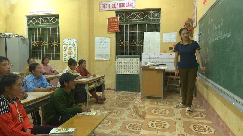 Một lớp học xóa mù chữ ở huyện Chợ Đồn, Bắc Kạn. (Ảnh: NGỌC TÚ)
