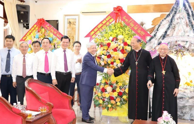 Đồng chí Đỗ Văn Chiến chúc mừng Lễ Giáng sinh năm 2022 tại Tòa Giám mục Giáo phận Xuân Lộc.