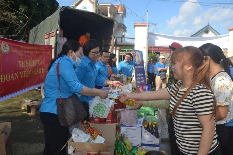 Liên đoàn lao động thành phố Hà Nội tổ chức "Xe siêu thị đoàn viên Công đoàn" hỗ trợ đoàn viên, người lao động khó khăn của ngành dệt may Hà Nội. 