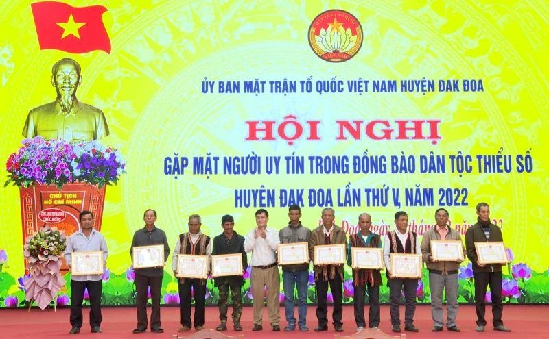 Lãnh đạo huyện Đắk Đoa tặng giấy khen cho 12 cá nhân người có uy tín tiêu biểu.
