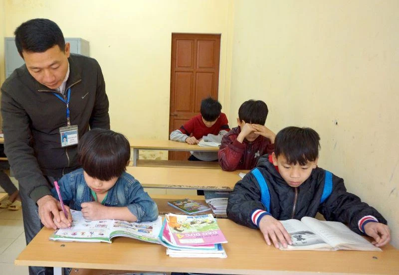 Dạy học cho trẻ tại Cơ sở Bảo trợ xã hội tỉnh Bắc Kạn. (Ảnh: Hoàng Vũ)
