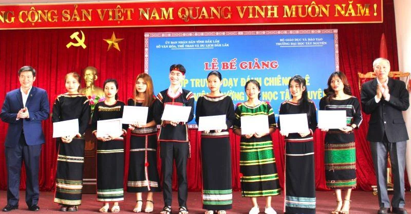 Lãnh đạo Sở Văn hóa-Thể thao và Du lịch tỉnh Đắk Lắk và Trường Đại học Tây Nguyên trao chứng nhận hoàn thành lớp học cho các học viên.