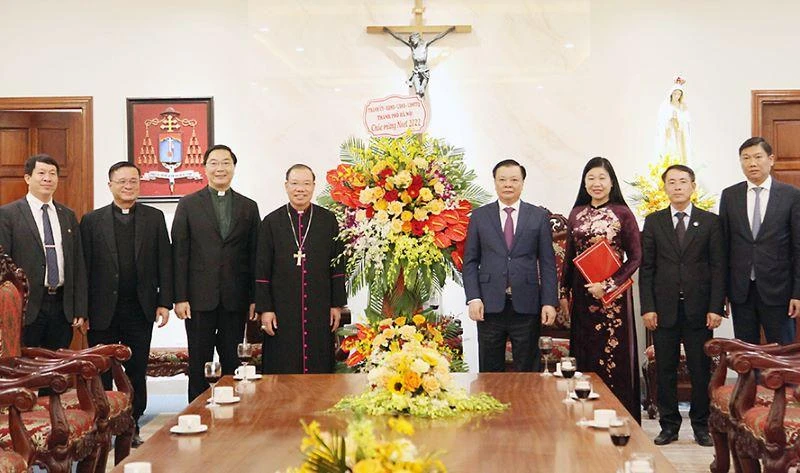 Bí thư Thành uỷ Hà Nội Đinh Tiến Dũng trao tặng lẵng hoa tặng Toà Tổng giám mục Hà Nội nhân dịp lễ Giáng sinh 2022.