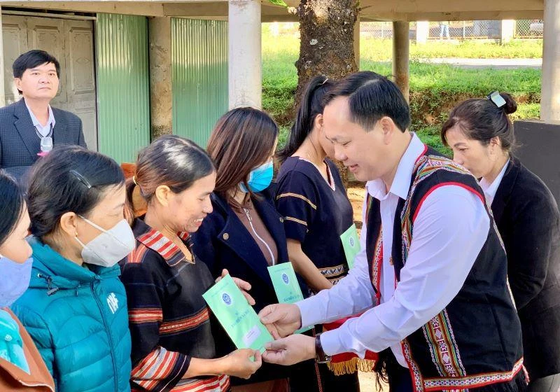Lãnh đạo Bảo hiểm xã hội Việt Nam trao sổ Bảo hiểm xã hội, thẻ Bảo hiểm y tế đến bà con xã Biển Hồ. 