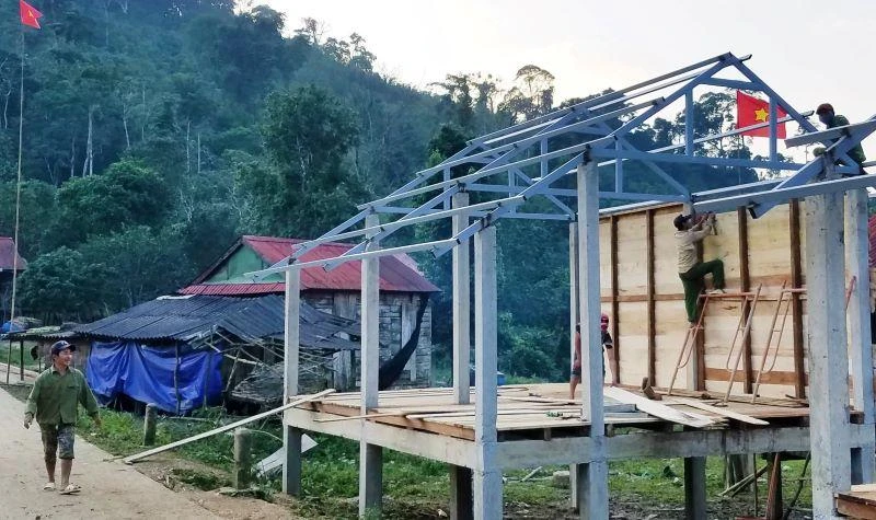 Huyện Bố Trạch (Quảng Bình) hỗ trợ làm nhà cho đồng bào ở xã biên giới Thượng Trạch.