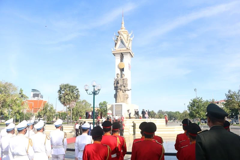 Dâng hương tri ân các anh hùng liệt sĩ tại Đài Hữu nghị Việt Nam-Campuchia ở Phnom Penh, sáng 21/12. (Ảnh: Nguyễn Hiệp)