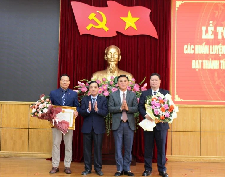 Lãnh đạo tỉnh Thanh Hóa tặng Bằng khen cho tập thể đạt thành tích xuất sắc.
