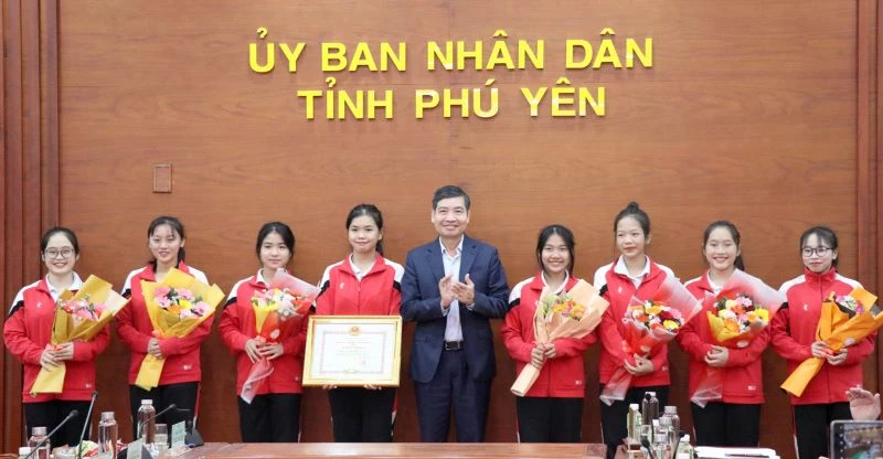 Chủ tịch Ủy ban nhân dân tỉnh Phú Yên Tạ Anh Tuấn tặng bằng khen cho đội Aerobic đoạt Huy chương Vàng tại Đại hội Thể thao toàn quốc lần thứ IX năm 2022.