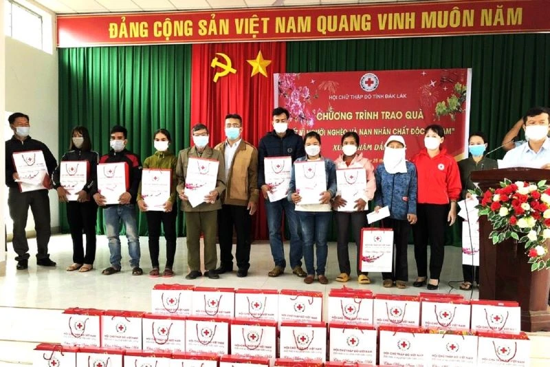 Hội Chữ thập đỏ tỉnh Đắk Lắk tặng quà cho người nghèo và nạn nhân chất độc da cam trong dịp Tết Nguyên đán Nhâm Dần 2022.