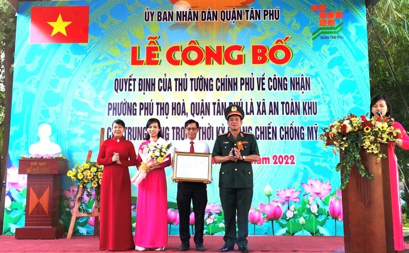 Thiếu tướng Phạm Văn Rậm - Phó Tư lệnh Bộ Tư lệnh Thành phố Hồ Chí Minh và đồng chí Lê Thị Kim Hồng - Bí thư Quận ủy Tân Phú trao Quyết định và tặng hoa cho đại diện lãnh đạo phường Phú Thọ Hòa.