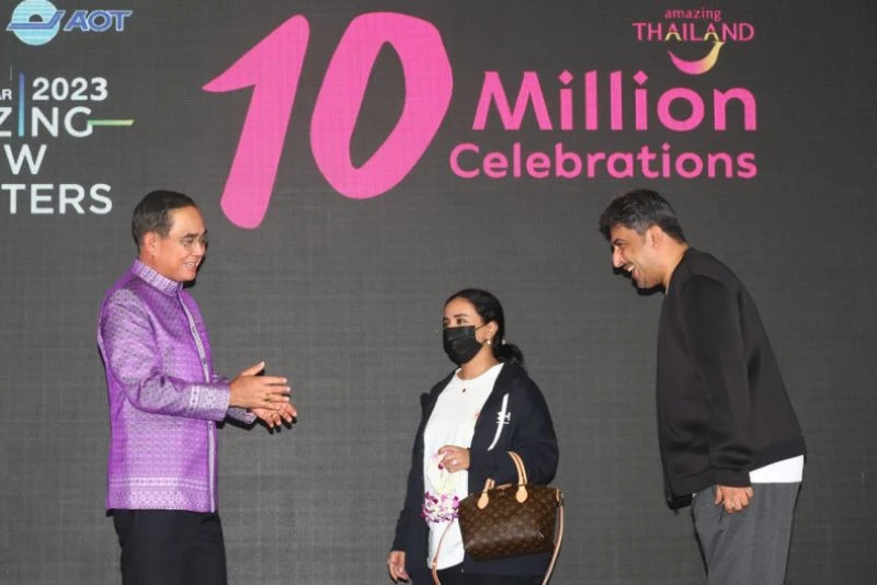 Thủ tướng Thái Lan Prayut Cha-o-cha chào đón du khách quốc tế thứ 10 triệu đến thăm Thái Lan. (Ảnh: Bưu điện Bangkok)