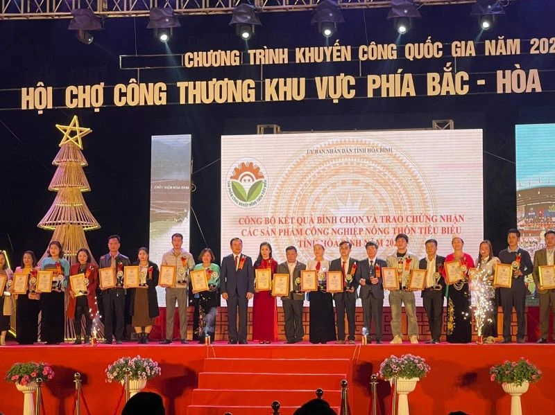 Lãnh đạo tỉnh Hòa Bình trao chứng nhận các sản phẩm công nghiệp nông thôn tiêu biểu năm 2022.