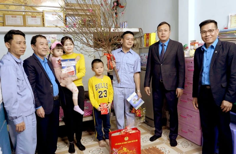 Chủ tịch Liên đoàn lao động thành phố thăm, tặng quà và động viên người lao động nhân dịp Tết Nguyên đán.