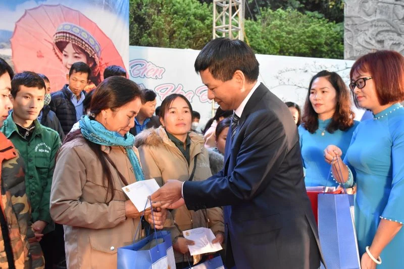 Đồng chí Lê Thành Đô, Phó Bí thư Tỉnh ủy, Chủ tịch Ủy ban nhân dân tỉnh trao quà tặng đoàn viên, người lao động có hoàn cảnh khó khăn.