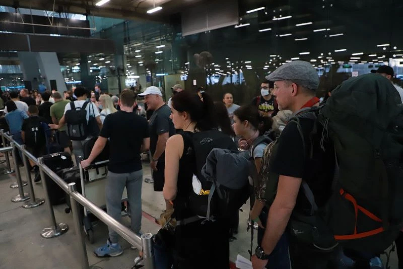 Du khách chờ nhập cảnh tại sân bay quốc tế Suvarnabhumi, Bangkok, Thái Lan (Nguồn: Bangkok Post)