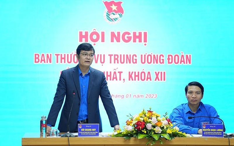 Đồng chí Bùi Quang Huy, Ủy viên dự khuyết Trung ương Đảng, Bí thư thứ nhất Trung ương Đoàn phát biểu tại hội nghị.
