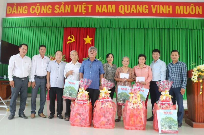 Thương binh, người nhiễm chất độc hóa học và hộ nghèo xã Đại Phước, huyện Càng Long nhận quà Tết của Báo Nhân Dân.