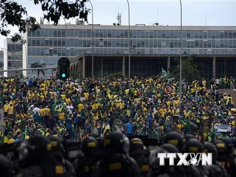Những người ủng hộ cựu Tổng thống Brazil Jair Bolsonaro xông vào các tòa nhà Chính phủ tại Brasilia, ngày 8/1/2023. (Ảnh: AFP/TTXVN)
