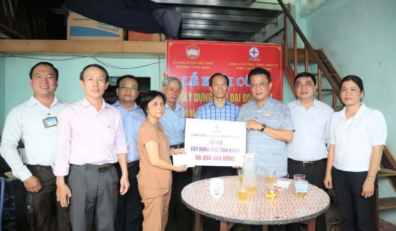 EVNCPC trao tiền hỗ trợ xây dựng nhà tình nghĩa tại Đà Nẵng năm 2022.