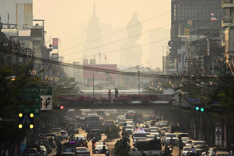 Một bức tượng Phật khổng lồ ở Thủ đô Bangkok hầu như không thể nhìn thấy do ô nhiễm không khí nặng nề hôm 3/1. (Ảnh: Reuters)