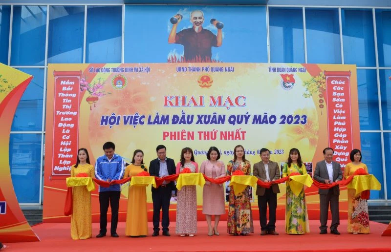 Lãnh đạo Sở Lao động-Thương binh và Xã hội tỉnh Quảng Ngãi và các đơn vị phối hợp thực hiện nghi thức khai mạc Hội việc làm Xuân Quý Mão 2023.