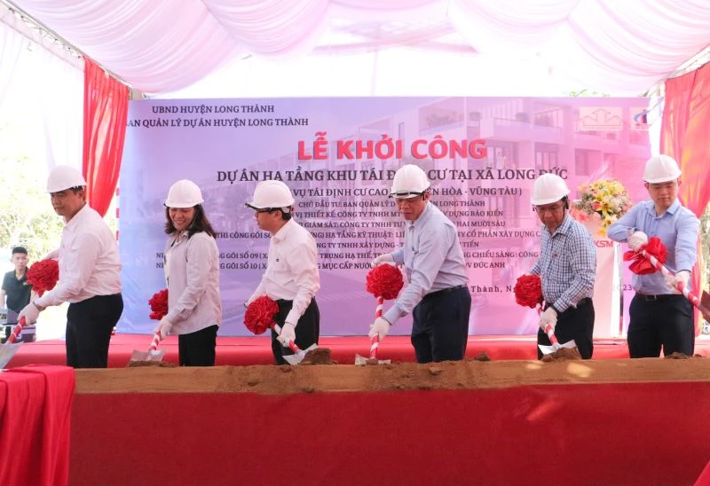 Các đại biểu thực hiện nghi thức khởi công khu tái định cư tại xã Long Đức, huyện Long Thành.