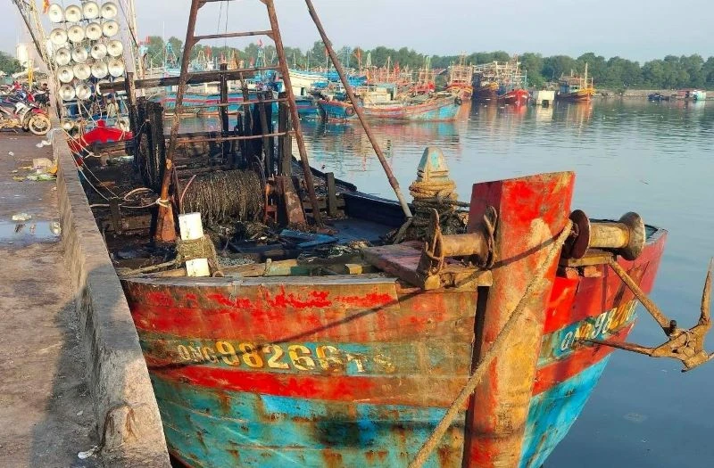 Một tàu cá của ngư dân Quảng Ngãi bị cháy khi neo đậu trên sông Gianh, tỉnh Quảng Bình.
