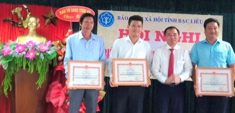 Đại diện lãnh đạo Ủy ban nhân dân tỉnh Bạc Liêu trao bằng khen tặng các đơn vị có nhiều thành tích trong công tác bảo hiểm xã hội. 
