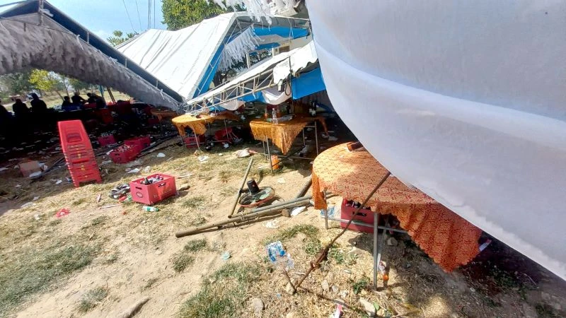 Hiện trường vụ lốc xoáy làm sập đổ rạp cưới tại xã miền núi Hàm Cần, huyện Hàm Thuận Nam (Bình Thuận).