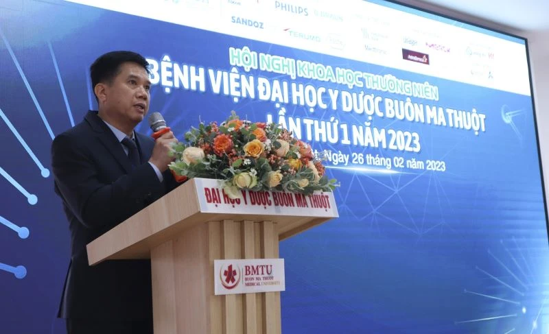 Bác sĩ chuyên khoa II Võ Minh Thành, Giám đốc Bệnh viện Đại học Y Dược Buôn Ma Thuột phát biểu tại sự kiện.