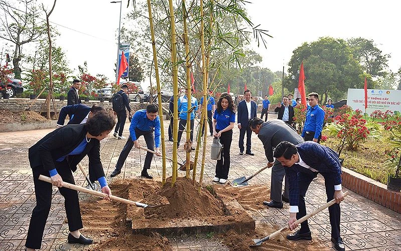 Đại diện Thành đoàn Hà Nội và các đơn vị liên quan tham gia chương trình trồng cây hưởng ứng Tháng Thanh niên năm 2023.