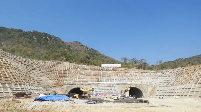 Tổng quan mặt ngoài công trình hầm núi Vung tại Ninh Thuận.
