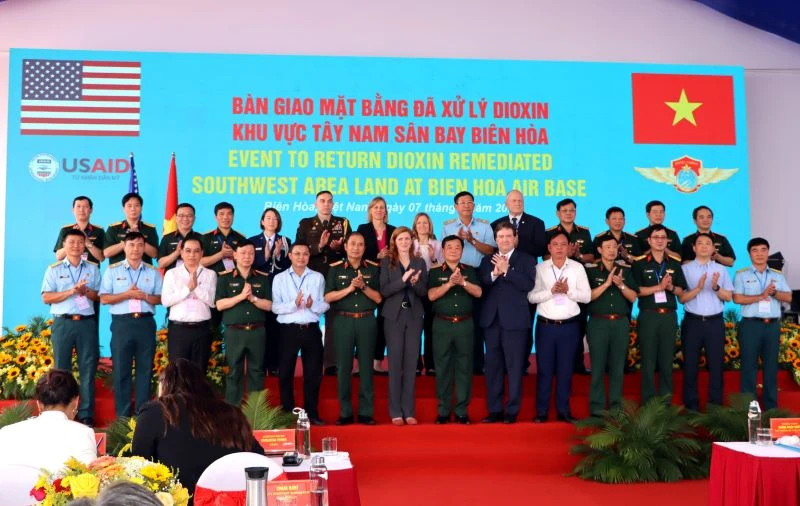 Các đại biểu Việt Nam và Hoa Kỳ chụp ảnh lưu niệm tại buổi lễ.