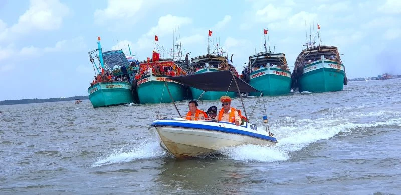 Đông đảo tàu cá tiến ra biển tham gia nghi thức rước Ông ở miền biển Sông Đốc, huyện Trần Văn Thời, tỉnh Cà Mau. 