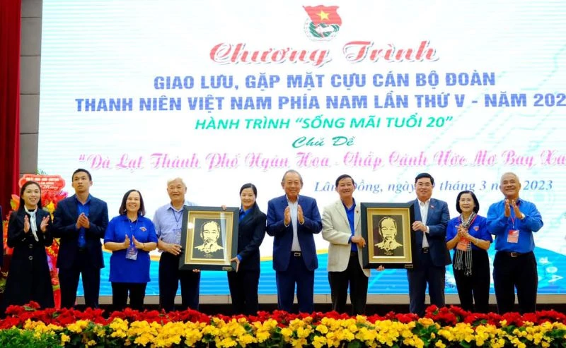 Ban Liên lạc Cựu cán bộ Đoàn Thanh niên phía Nam trao quà lưu niệm tặng tỉnh Lâm Đồng.