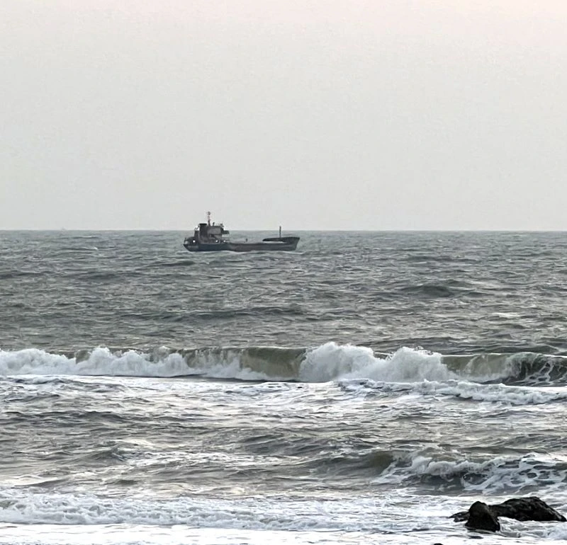 Tàu Xuyên Á 126 chở 2.600 tấn phân đạm bị nạn đang neo tại vị trí cách bờ biển Kê Gà, huyện Hàm Thuận Nam, Bình Thuận gần 1.000m.