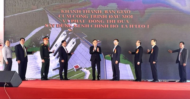 Phó Thủ tướng Trần Lưu Quang và các đại biểu nhấn nút thực hiện nghi thức khánh thành giai đoạn 1 công trình hồ thủy lợi Ea H’leo 1.