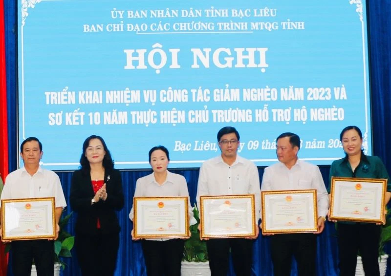 Phó Bí thư Thường trực Tỉnh ủy Bạc Liêu Lê Thị Ái Nam tặng Bằng khen của UBND tỉnh những tập thể, cá nhân có thành tích công tác giảm nghèo. 