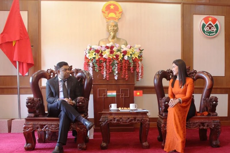 Phó Chủ tịch Ủy ban nhân dân tỉnh Đắk Nông Tôn Thị Ngọc Hạnh tiếp ngài Tổng lãnh sự quán Ấn Độ tại Thành phố Hồ Chí Minh Madan Mohan Sethi 
