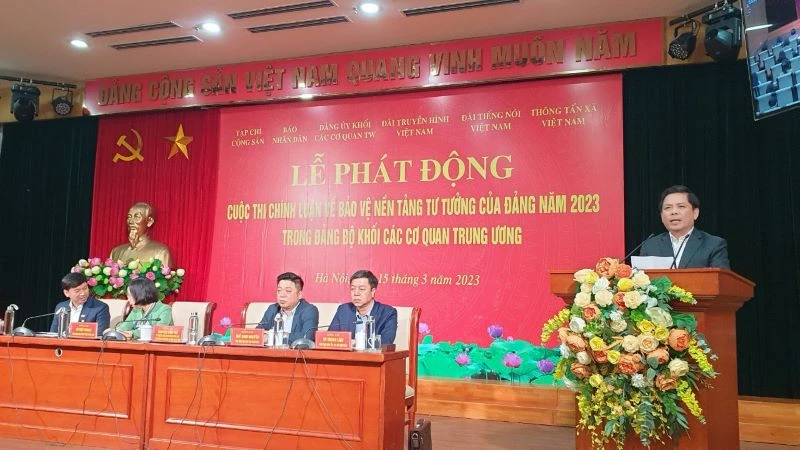 Đồng chí Nguyễn Văn Thể định hướng một số chủ đề tác phẩm tham gia cuộc thi.