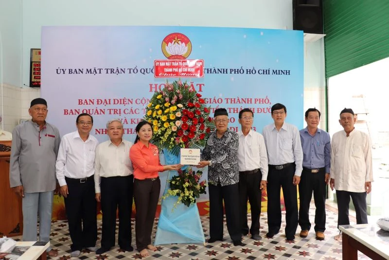 Lãnh đạo Ủy ban Mặt trận Tổ quốc Thành phố Hồ Chí Minh tặng hoa, trao quà chúc mừng Ban Đại diện Cộng đồng Hồi giáo Thành phố, Ban Quản trị các Thánh đường, tiểu Thánh đường, khu vực Hồi giáo.