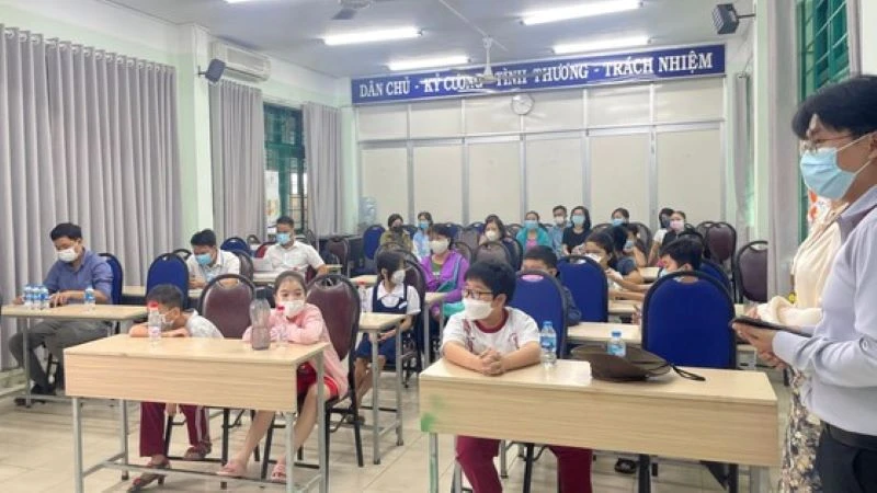Nhân viên y tế tổ chức thăm khám, điều tra dịch tễ cho học sinh Trường Võ Trường Toản. (Ảnh: HCDC cung cấp)