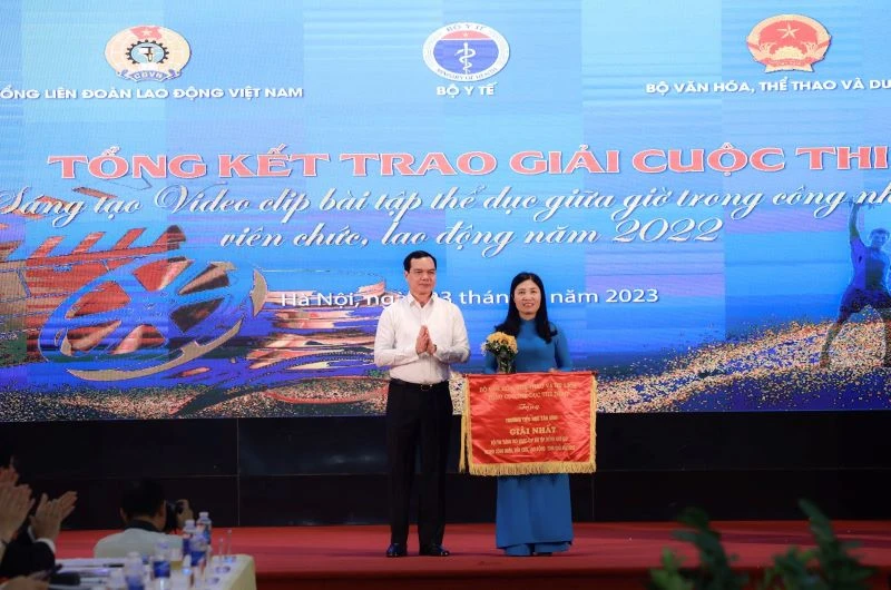 Đồng chí Nguyễn Đình Khang, Ủy viên Trung ương Đảng, Chủ tịch Tổng Liên đoàn lao động Việt Nam trao giải Nhất tặng Liên đoàn lao động tỉnh Bắc Giang. 